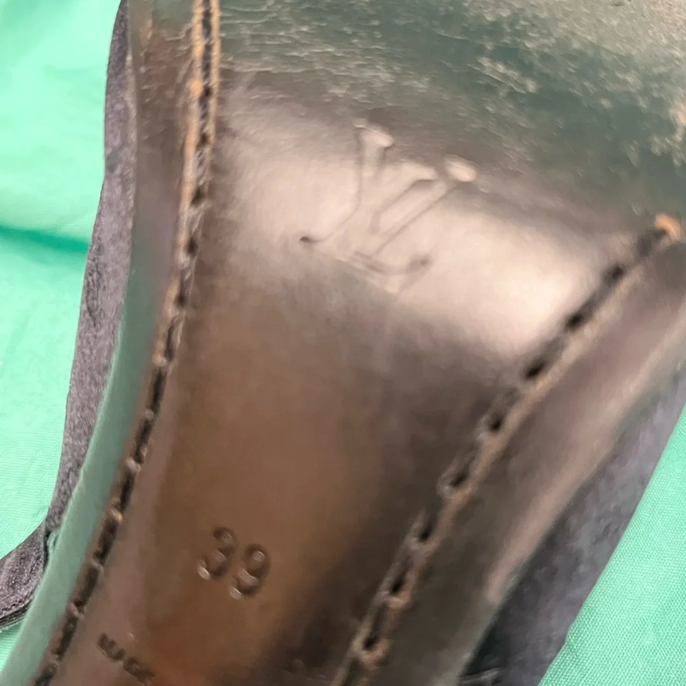 Black Louis Vuitton heels. Never worn by me, too small for 39. Fits like 38 (8). - Picture 2 of 5